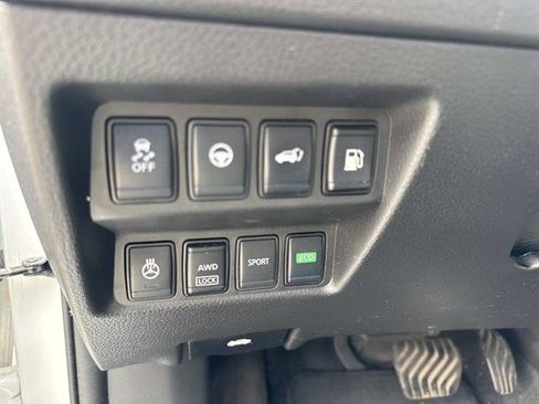 Used 2020 Nissan Rogue SV w/ Premium Package AWD/4WD image 12