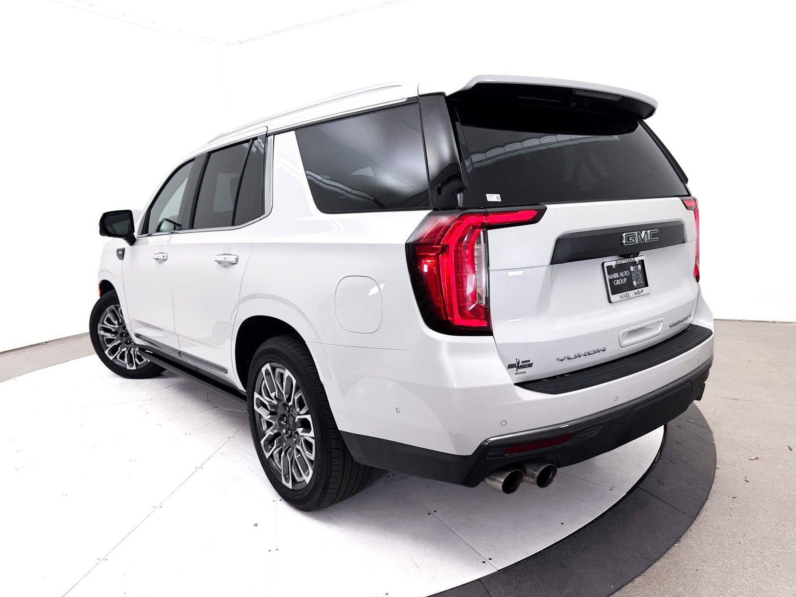 Used 2024 GMC Yukon Denali Ultimate AWD/4WD image 2