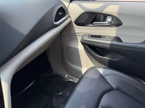 Used 2024 Chrysler Pacifica Touring-L FWD image 26