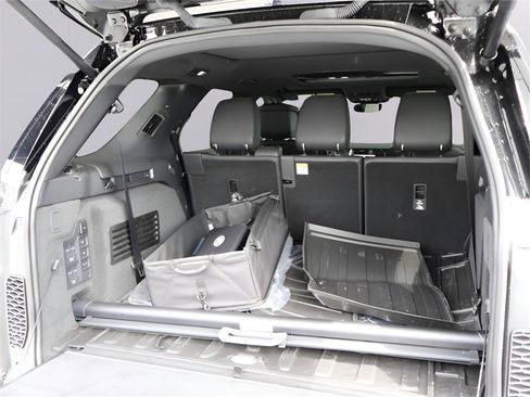 New 2025 Land Rover Discovery Metropolitan Edition image 32