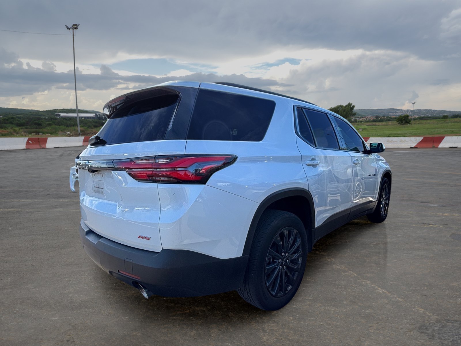 Used 2023 Chevrolet Traverse RS FWD image 3