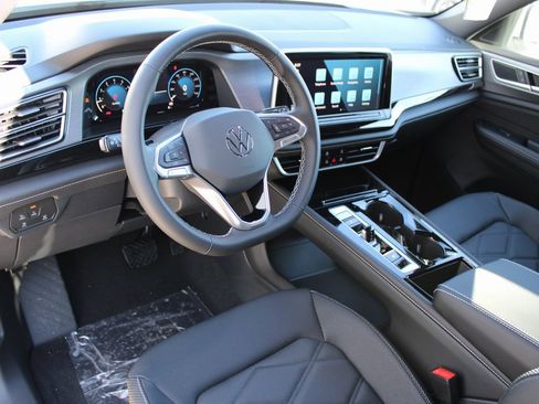 Certified 2025 Volkswagen Atlas Cross Sport SE image 9