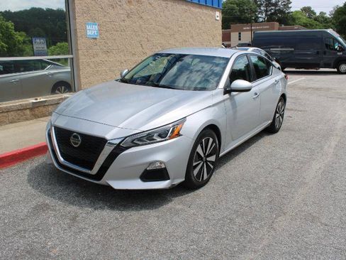Used 2022 Nissan Sentra SV w/ Trunk Package FWD image 3