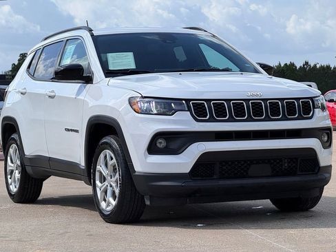 Used 2024 Jeep Compass Latitude AWD/4WD image 8