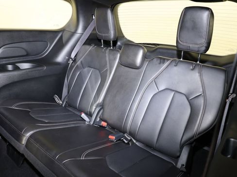 Used 2025 Chrysler Pacifica Select FWD image 11