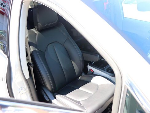 Used 2024 Chrysler Pacifica Touring-L FWD image 16