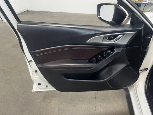 Used 2018 MAZDA MAZDA3 Touring FWD image 23