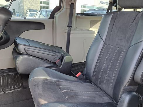 Used 2016 Chrysler Town & Country Limited w/ Trailer Tow Group image 22