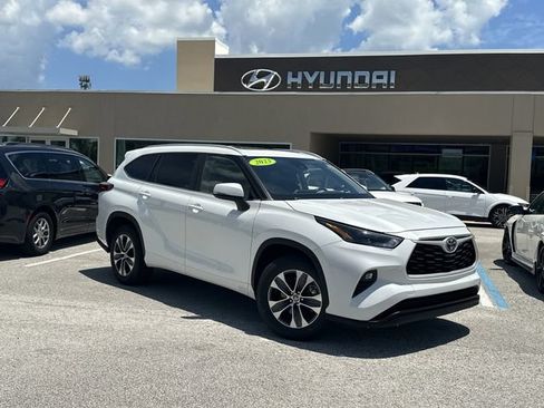 Used 2023 Toyota Highlander XLE FWD image 1