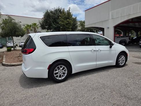 Used 2023 Chrysler Pacifica Touring-L FWD image 12