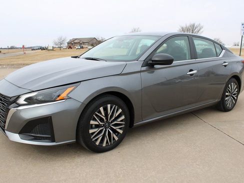 Used 2024 Nissan Altima 2.5 SV image 16