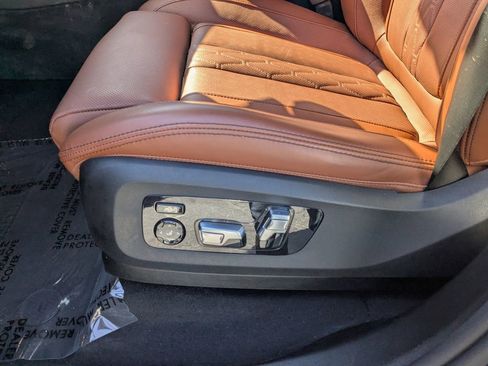 Used 2025 BMW X7 M60i w/ Executive Package image 7