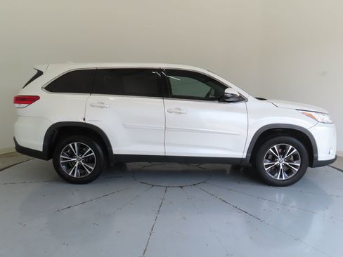 Used 2019 Toyota Highlander Plus FWD image 2