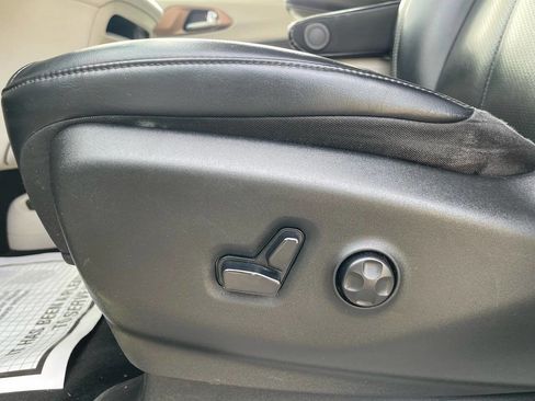 Used 2020 Chrysler Voyager Lxi image 13