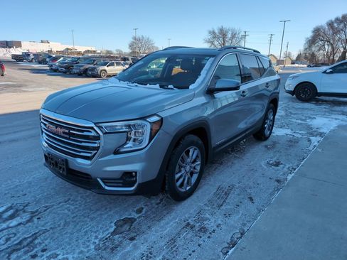 Used 2024 GMC Terrain SLT w/ Infotainment Package II image 4