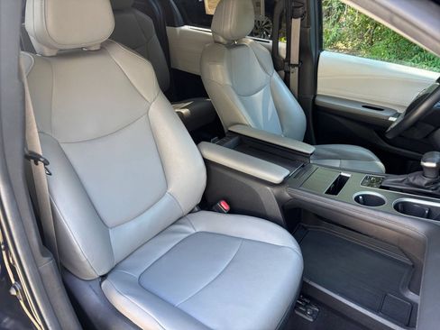 Used 2025 Toyota Sienna XLE FWD image 39