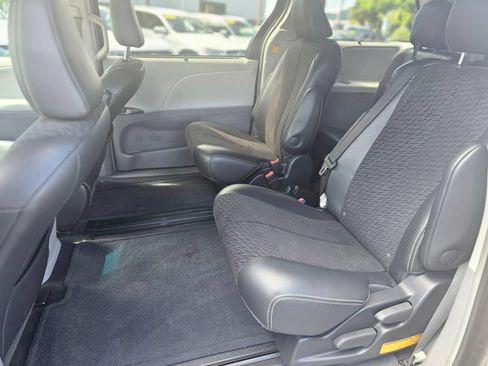Used 2012 Toyota Sienna SE FWD image 8