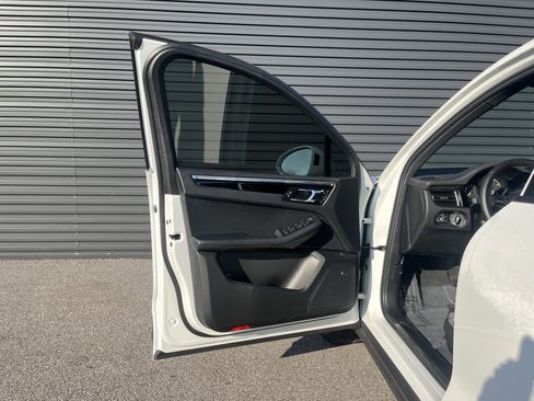 Certified 2022 Porsche Macan image 16