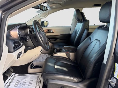 Used 2017 Chrysler Pacifica Touring-L Plus image 10