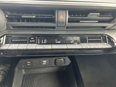 Used 2024 Toyota Prius LE FWD image 26