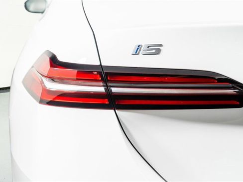 Used 2025 BMW i5 xDrive40 w/ M Sport Package image 32