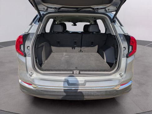 Used 2024 GMC Terrain SLT image 32