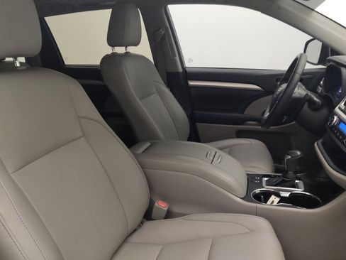 Used 2018 Toyota Highlander XLE image 21