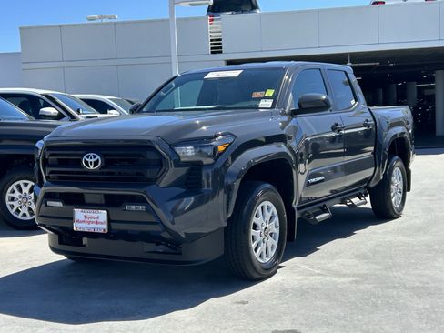Certified 2025 Toyota Tacoma SR5 AWD/4WD image 6