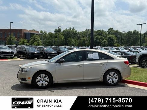 Used 2013 Chevrolet Cruze LS FWD image 4