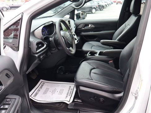 Used 2025 Chrysler Pacifica Select AWD/4WD image 6