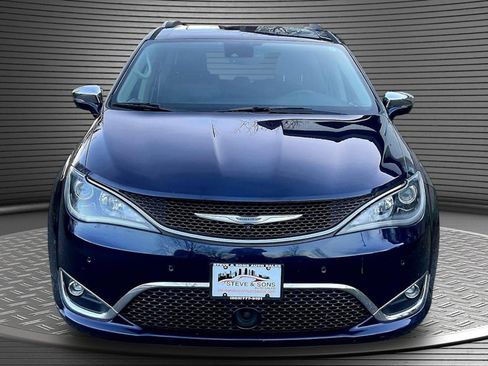 Used 2018 Chrysler Pacifica Limited w/ Tire & Wheel Group image 2