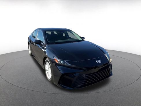 Used 2025 Toyota Camry LE image 3