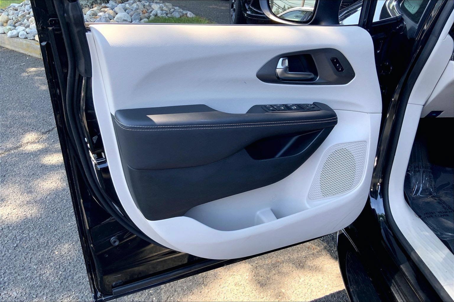 Certified 2023 Chrysler Pacifica Touring-L AWD/4WD image 16