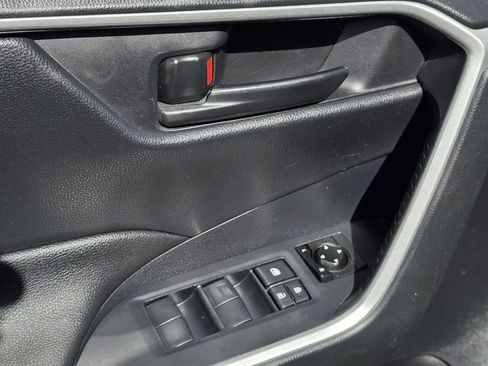 Used 2019 Toyota RAV4 LE image 6