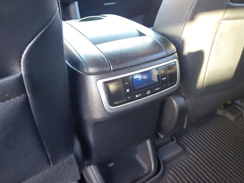 Used 2019 Toyota Highlander XLE image 16