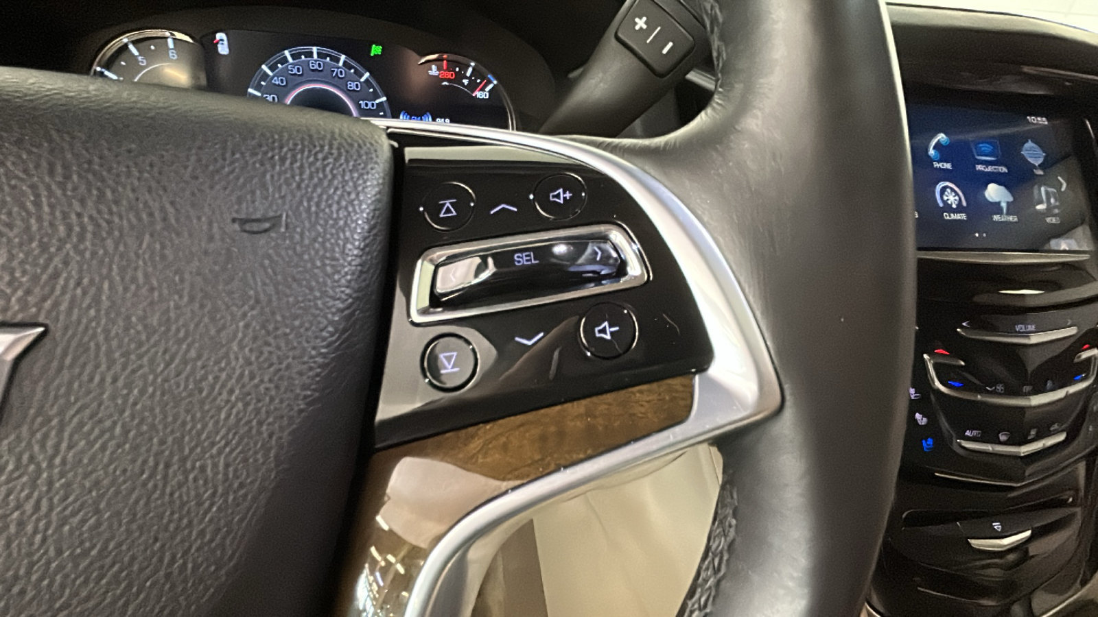 Used 2018 Cadillac Escalade Luxury AWD/4WD image 21