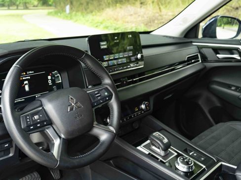 Used 2024 Mitsubishi Outlander SE AWD/4WD image 16
