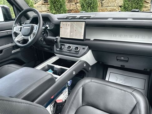 Used 2025 Land Rover Defender 130 X-Dynamic SE image 14