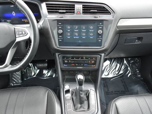 Used 2023 Volkswagen Tiguan SE w/ Panoramic Sunroof Package FWD image 19