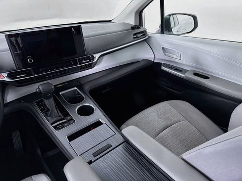 Certified 2025 Toyota Sienna LE FWD image 21
