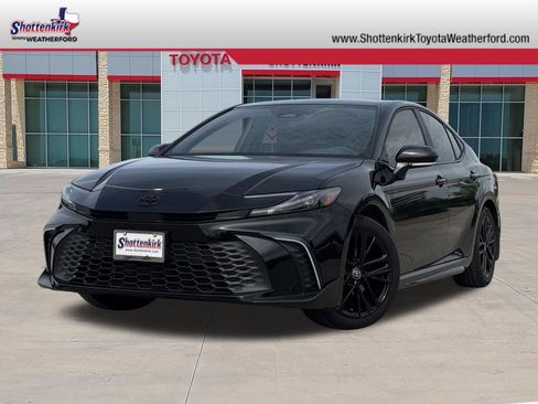 Used 2025 Toyota Camry SE FWD image 1