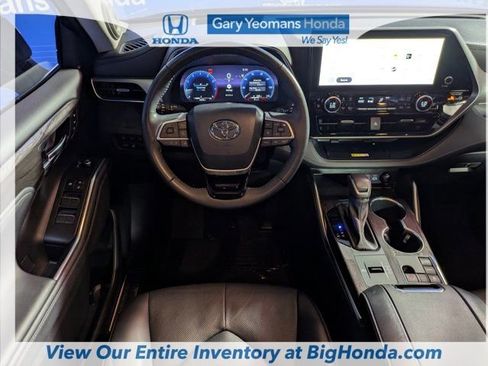 Used 2023 Toyota Highlander Platinum image 14