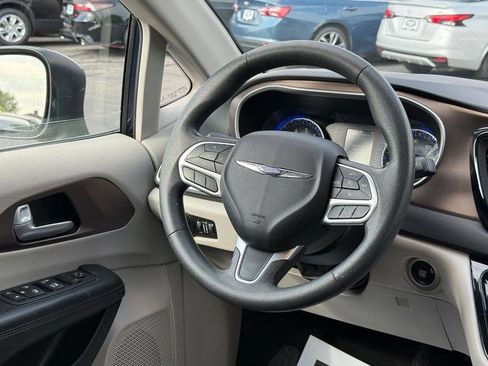 Used 2017 Chrysler Pacifica LX FWD image 12