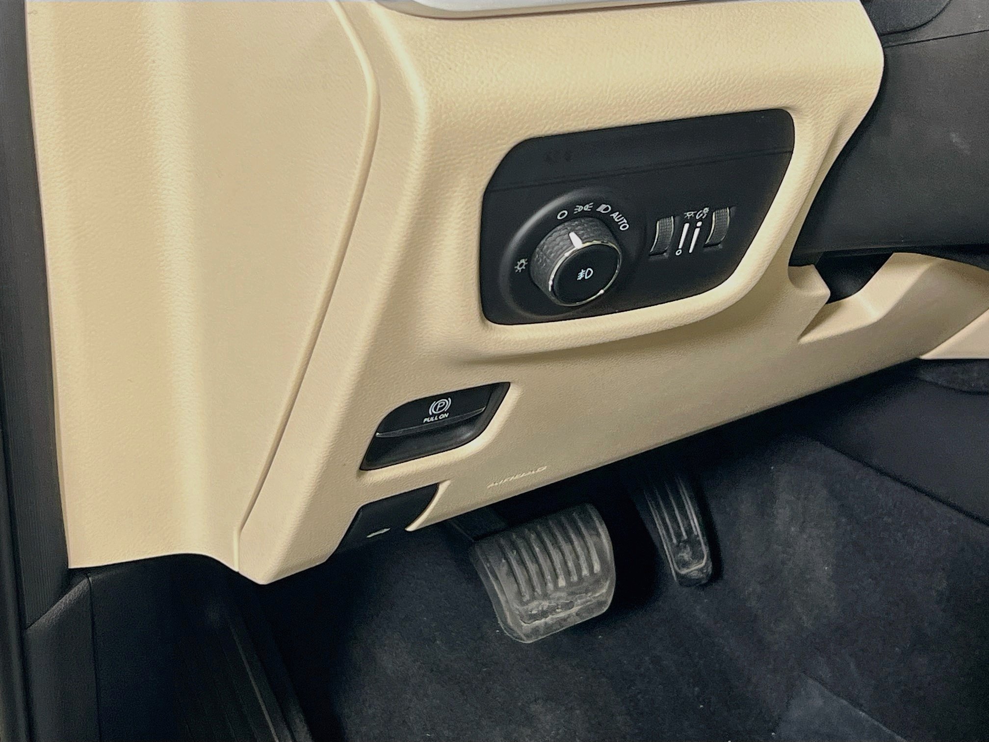 Used 2023 Jeep Grand Cherokee Limited AWD/4WD image 10