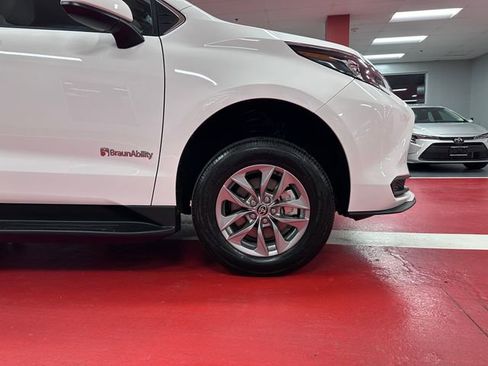 Used 2026 Toyota Sienna LE image 27