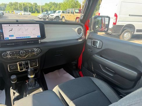 Used 2025 Jeep Wrangler Unlimited Sahara AWD/4WD image 44