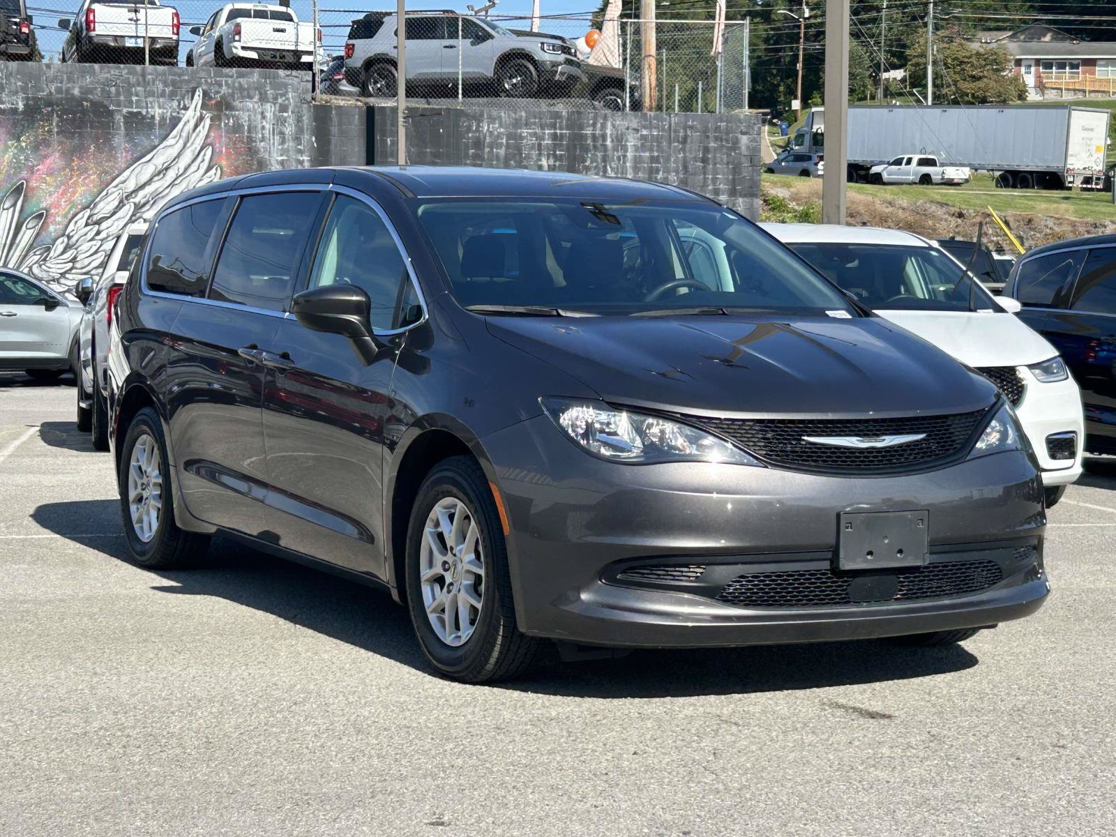 Used 2023 Chrysler Voyager LX FWD image 1