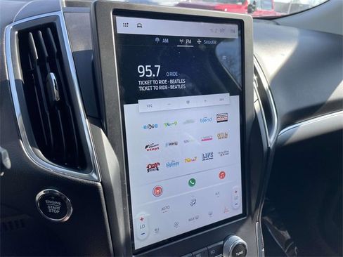 Used 2024 Ford Edge Titanium image 18