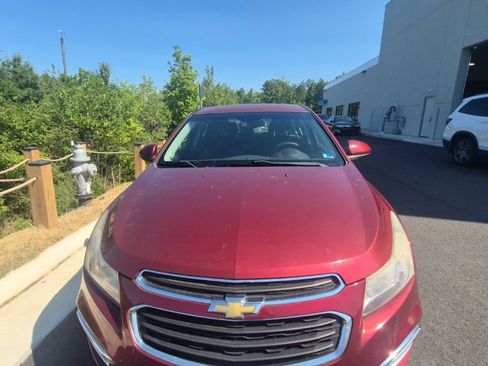 Used 2015 Chevrolet Cruze LT w/ Technology Package FWD image 2