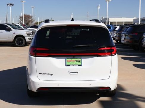 New 2026 Chrysler Pacifica Select image 6